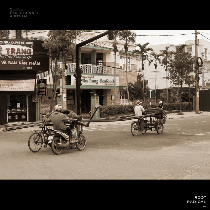 convoi-exceptionnel-vietnam Very long iron transported on bicycles and motobikes in Vietnam